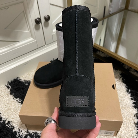 NIB Women’s Size 5 (European Size 36) UGG Classic Short Stud II Winter Boots - Picture 9 of 14